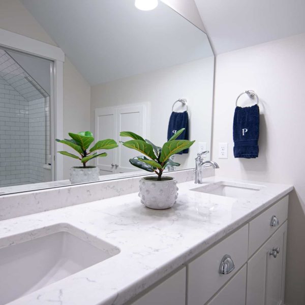 Harless Home on Pelican Point Guest Bathroom