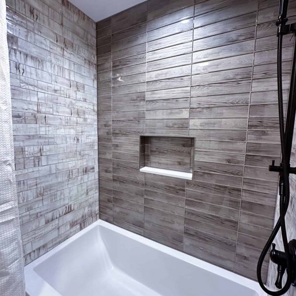 Spicer Home on Pelican Lake • Guest bathroom tub and shower area
