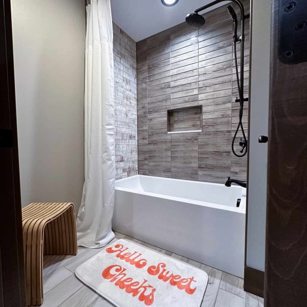 Spicer Home on Pelican Lake • Guest bathroom tub and shower area