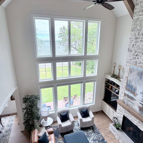 Spacious living room with large windows overlooking Detroit Lake, high vaulted ceiling, and modern,舒.