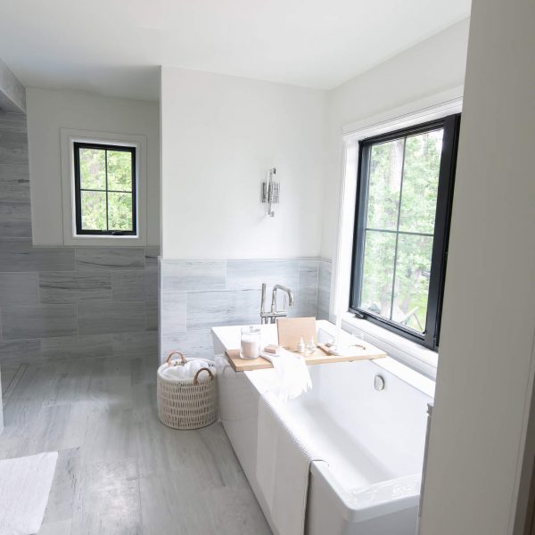 Zunich Home on Detroit Lake master bathroom tub