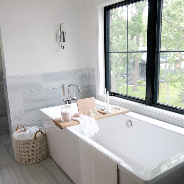 Zunich Home on Detroit Lake master bathroom tub with window view