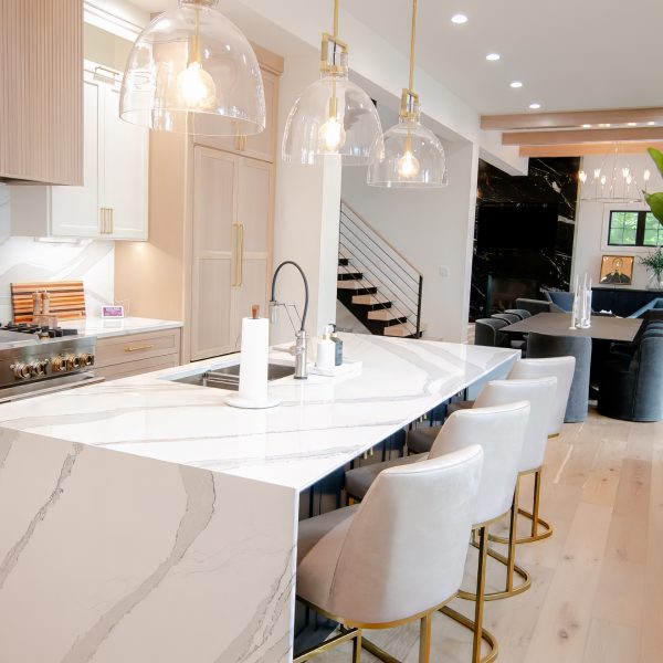 Zunich Home on Detroit Lake kitchen with island and sitting area