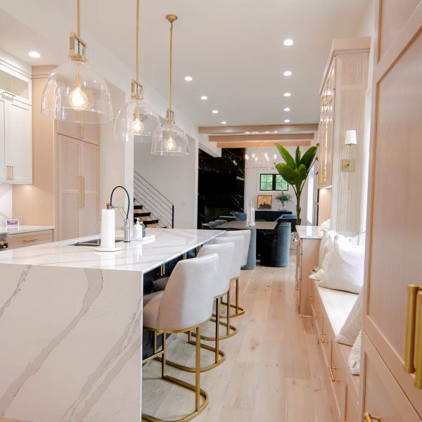 Zunich Home on Detroit Lake kitchen with island and sitting area