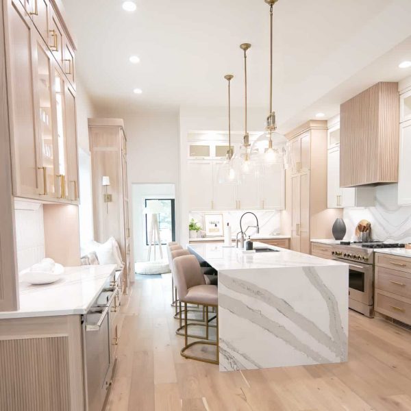 Zunich Home on Detroit Lake kitchen with island and sitting area